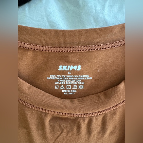 SKIMS Fits Everybody Super Cropped T-Shirt - Picture 3 of 3